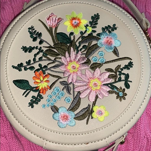 SUPER EXCITED ABOUT THIS AWESOME CROSSBODY BAG‼️ - Picture 1 of 6